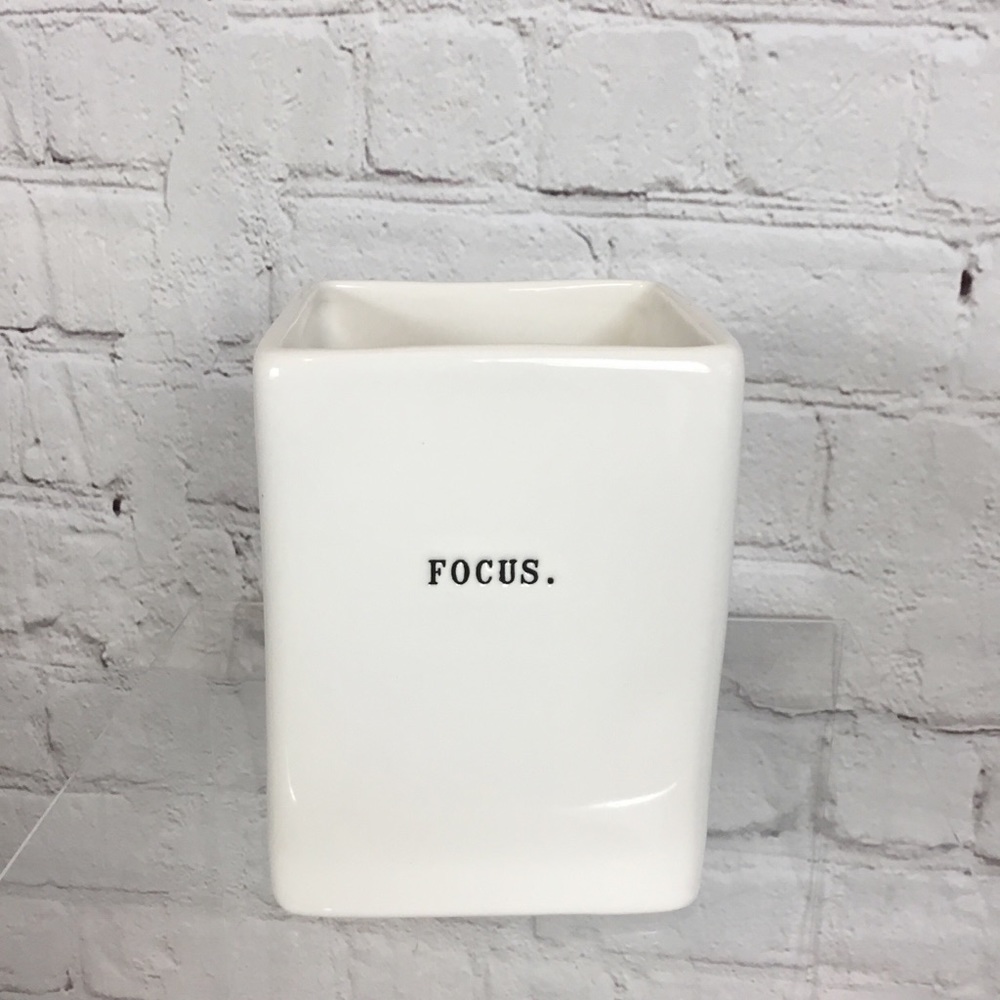 🚨FLASH SALE🚨Rae Dunn “FOCUS” pen and pencil holder